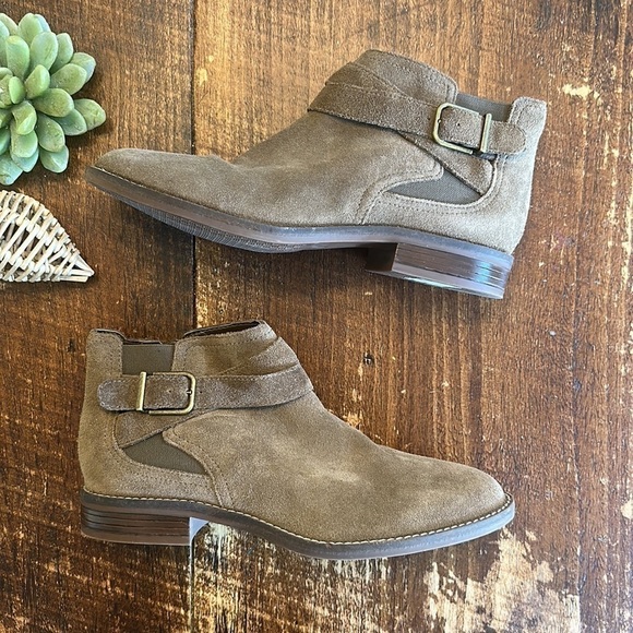 Clarks | Women's Camzin Hale Ankle Boot, Brown/Tan Suede - Picture 2 of 7